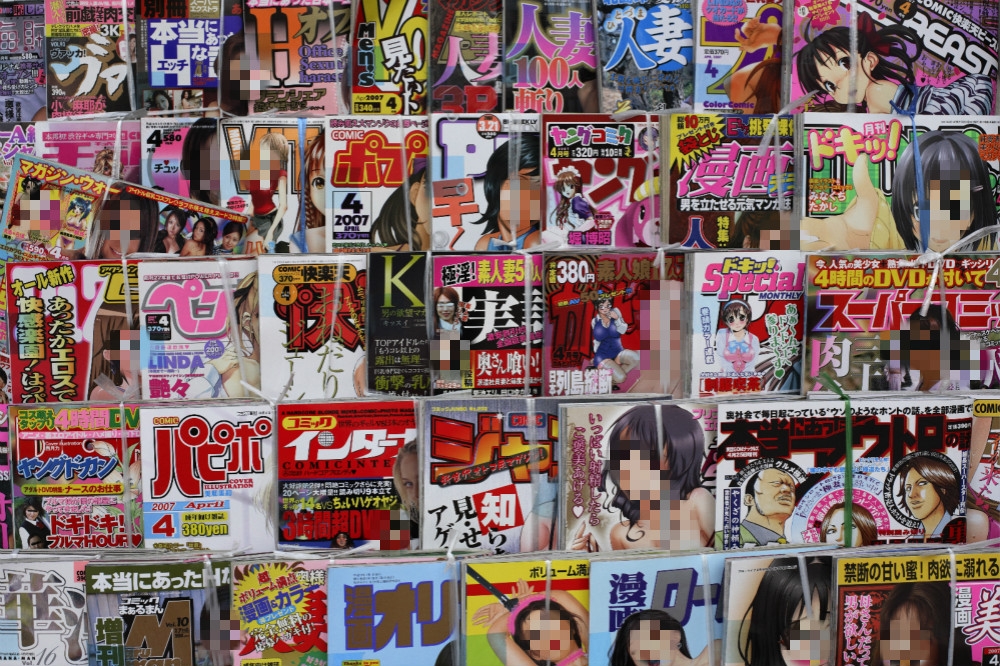 公開放置於便利商店書架販售的日本成人雜誌。（湯森路透）