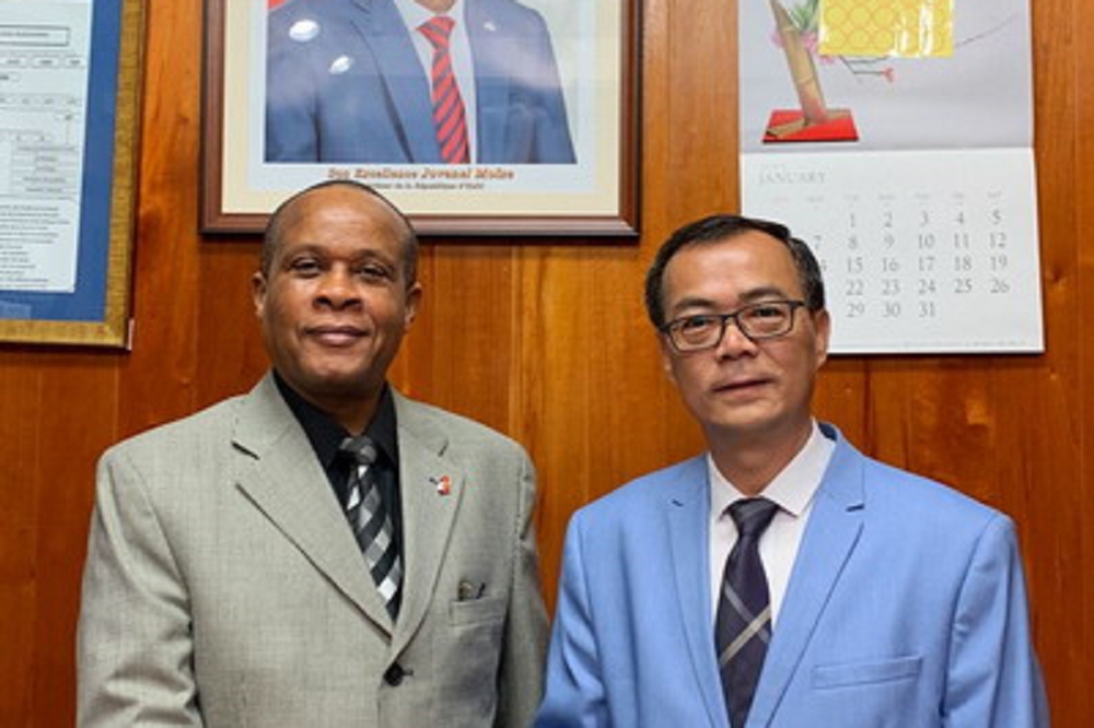 中國近來與海地互動頻繁。中國海地貿易發展辦事處代表王向陽（右）於18日拜會海地新任經濟和財政部長德尚布爾（左）。（取自中國外交部網站）