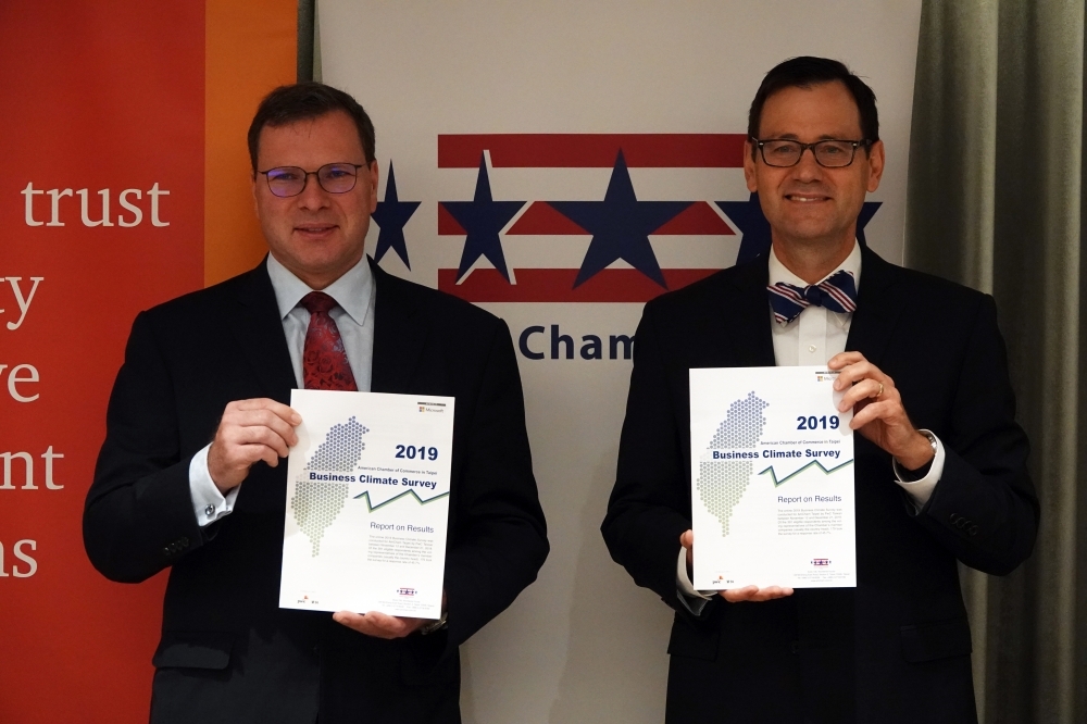 美國商會會長李豪（左）和執行長傅維廉（右）23日公布《2019商業景氣調查》結果。（攝影：張家維）