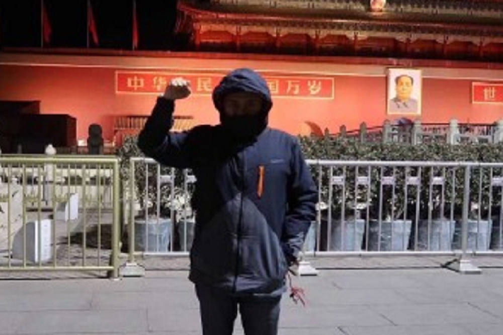 台灣導演在天安門前借位拍出「中華民國萬歲」，照片一出引發兩岸三地網友熱議。（圖片取自微博）