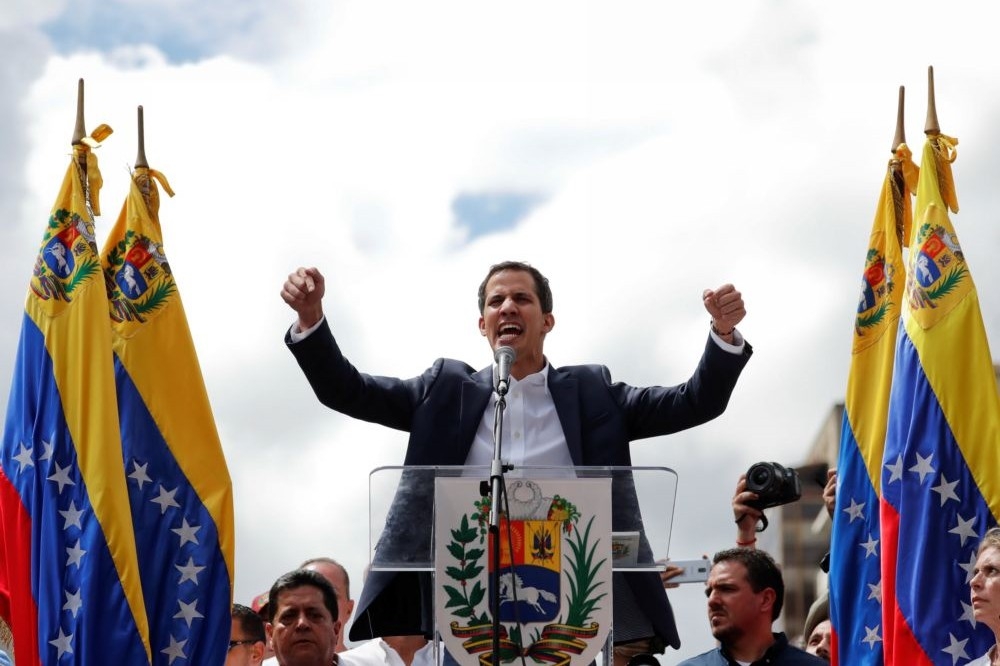 美加等國承認瓜伊多（中）為委內瑞拉臨時總統，現任總統馬杜洛23日憤而宣布與美國斷交。（湯森路透）