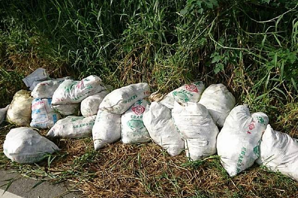有民眾3日在雲林縣麥寮鄉一條產業道路旁，赫然發現路邊放置近20包的飼料袋，仔細一看袋裡裝的全是病死雞。（取自臉書「我是麥寮人」社團）
