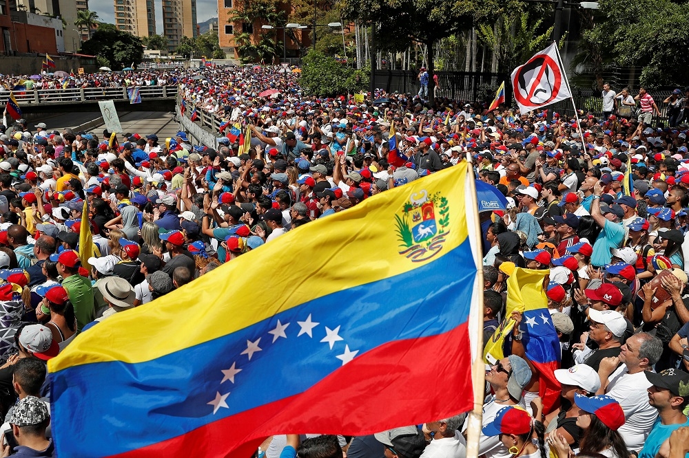 委內瑞拉政局動盪出現2位總統。反對派領袖瓜伊多（Juan Guaidó）23日自行宣布為「臨時總統」。（湯森路透）