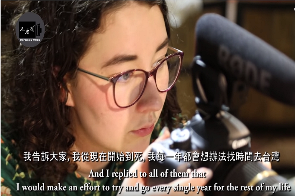 21歲加拿大藝術家兼劇場燈光設計師安蒂（Andie）在「不要鬧工作室（Stopkiddinstudio）」的影片中，坦言不喜歡去中國旅行。（圖片捷取自不要鬧工作室youtube頻道）