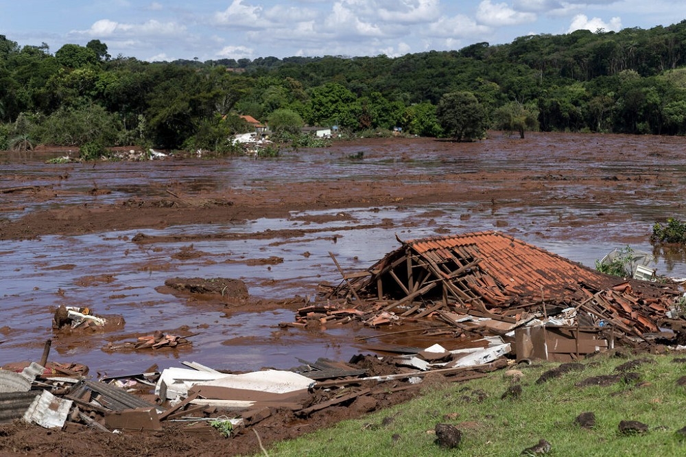25日巴西的米納斯吉拉斯州礦場大壩倒塌，大量汙泥流出釀災。（美聯社）
