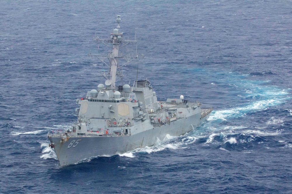 美國海軍派遣飛彈驅逐艦「麥康貝爾號」（USS McCampbell）24日通過台灣海峽。（湯森路透）