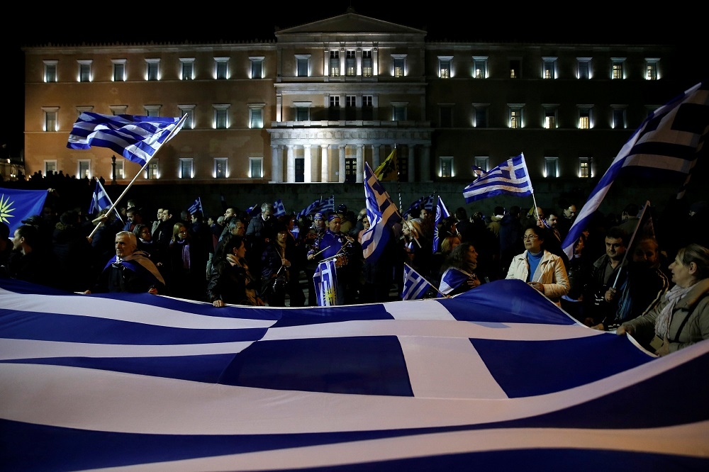 希臘國會25日表決通過，同意鄰國馬其頓改名為「北馬其頓共和國」。國會外圍擠滿抗議民眾。（湯森路透）
