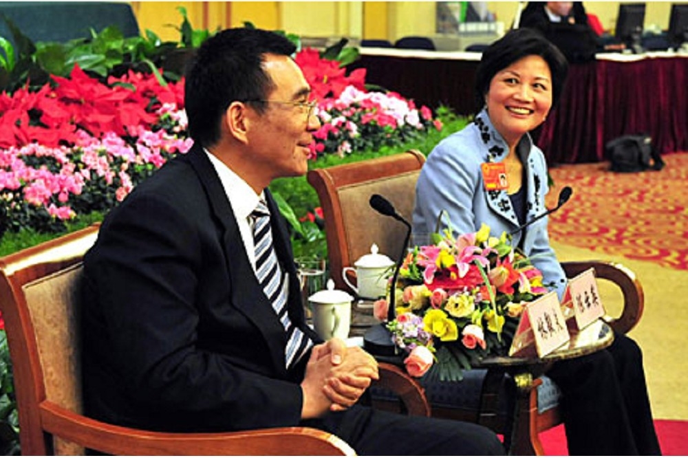 知名經濟學家林毅夫(左)之妻陳雲英(右)傳秘訪台灣各大學。(圖片取自新華網)
