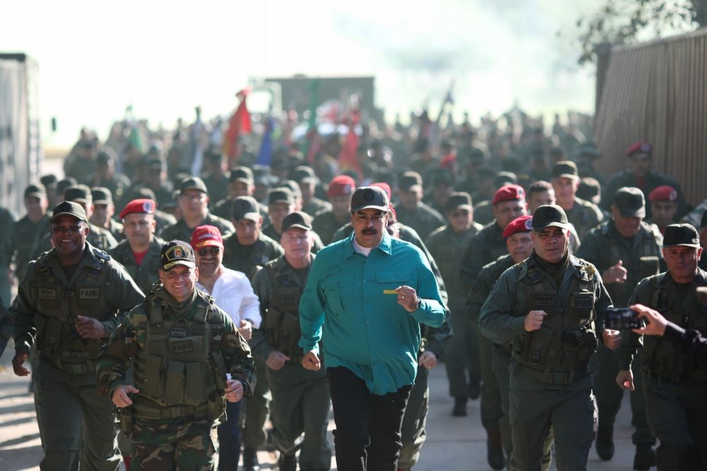 委內瑞拉總統馬杜洛27日參加軍事演習，與部隊一起小跑步。（湯森路透）