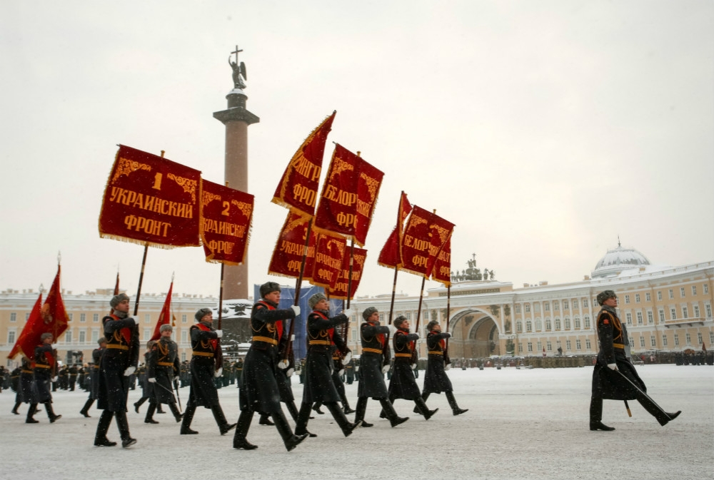 俄羅斯軍方在聖彼得堡盛大舉行「列寧格勒圍城戰」勝利75週年閱兵。（湯森路透）