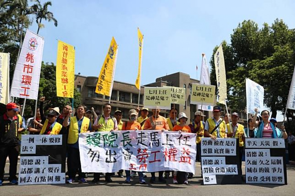 在9月11日，上午9點30分工鬥在行政院大門口招開直播抗議，對自己的權益發聲。（攝影：李隆揆）