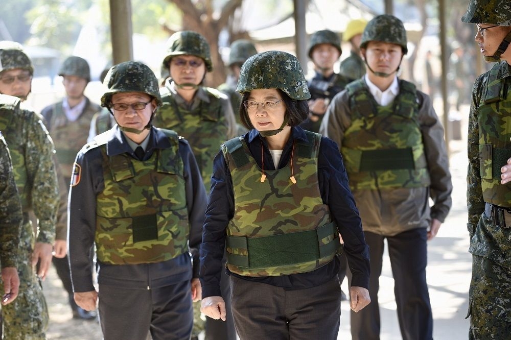 蔡英文總統春節慰勉中部地區部隊，她也穿上背心、戴上頭盔，模樣十分有趣。(攝影：張文玠)
