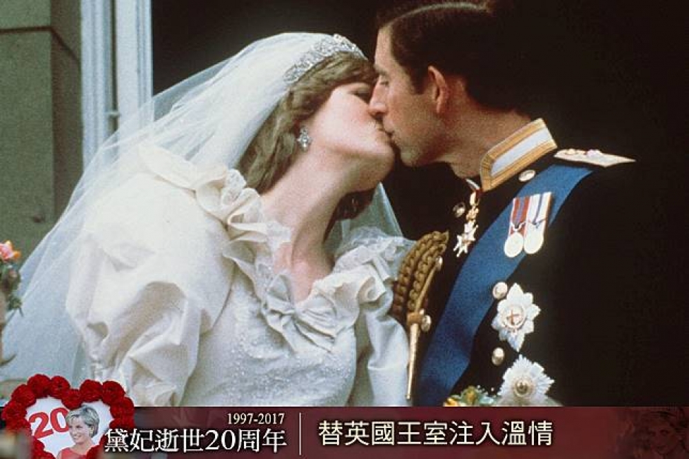 1981年7月29日，英國查爾斯王儲與黛安娜完婚後深情一吻。（照片：AP，後製：潘世惟）