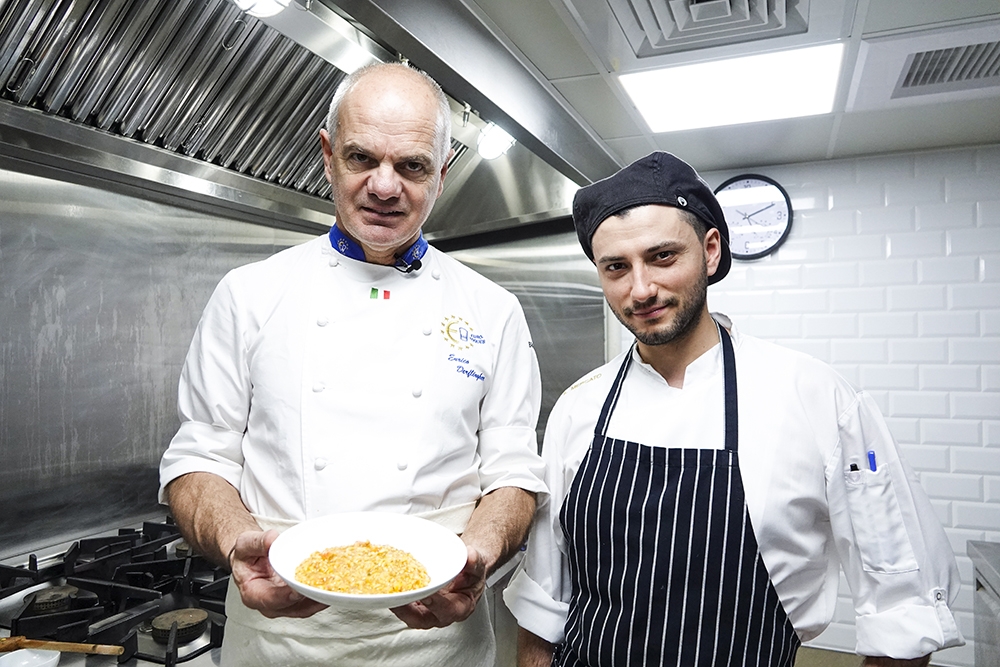 左：IL MERCATO 總料理長 Enrico Derflingher 主廚、右：IL MERCATO 中央廚房初級副主廚 Dario Bracco（攝影：陳沛妤）