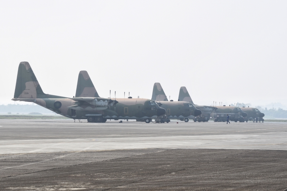 春節期間國軍將安排C-130運輸機，配合交通部疏運期程待命應援。（資料照片／鄭宇騏攝）