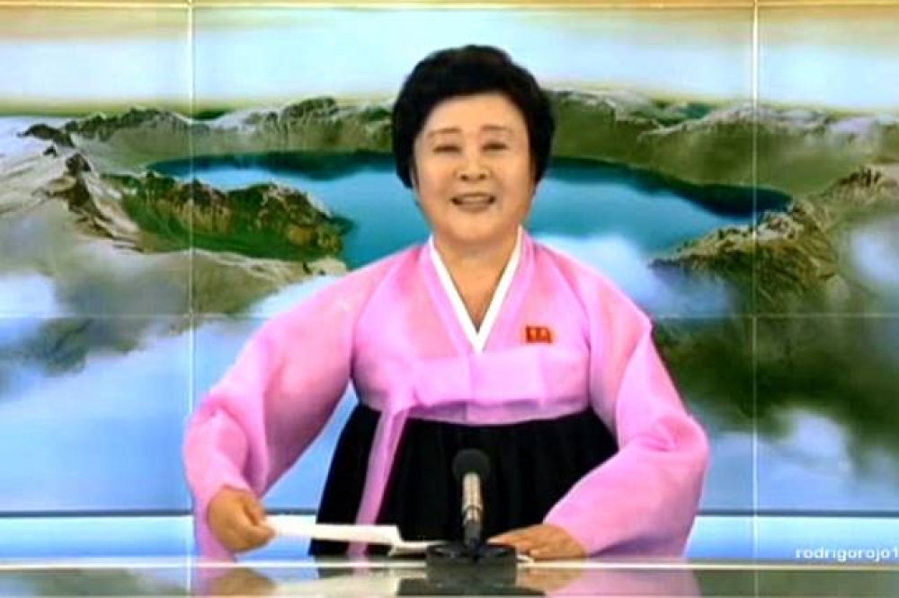 北韓於3日下午透過電視宣布成功試爆氫彈；北韓電視台主播李春姬報導時極度激昂，宣稱此次測試「完美成功」。（圖片取自Youtube@NORTH KOREA TODAY ）