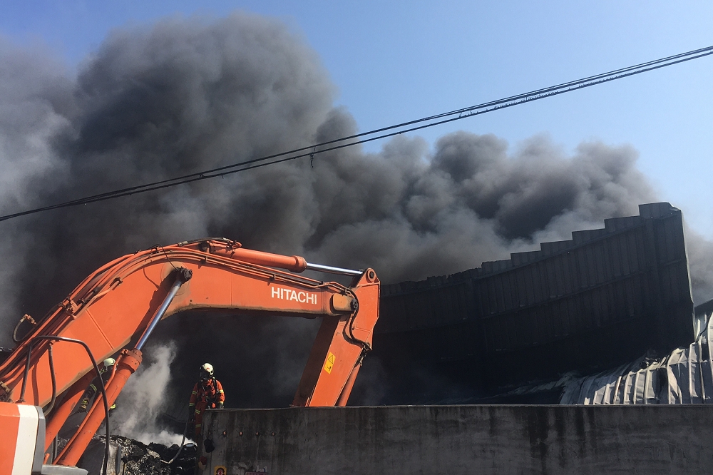 位於桃園楊梅的資源回收廠發生火警。（攝影：張哲偉）