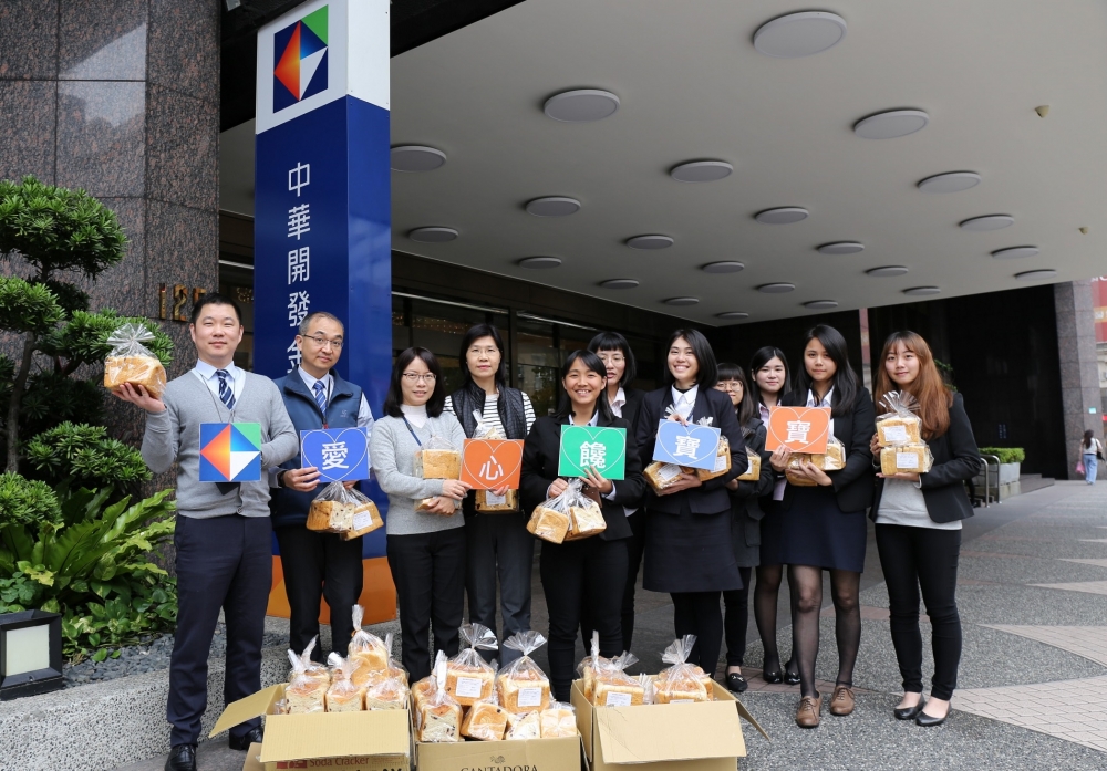 中華開發金控「愛心饞寶寶」活動，部門代表每月領取「庇護工坊」烘焙的麵包，分享善意與美食。 (圖片來源:開發金控)
