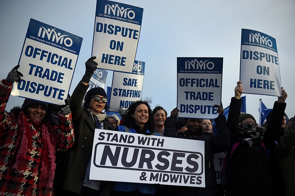 愛爾蘭護士及助產士發起罷工，要求增加待遇。（湯森路透）