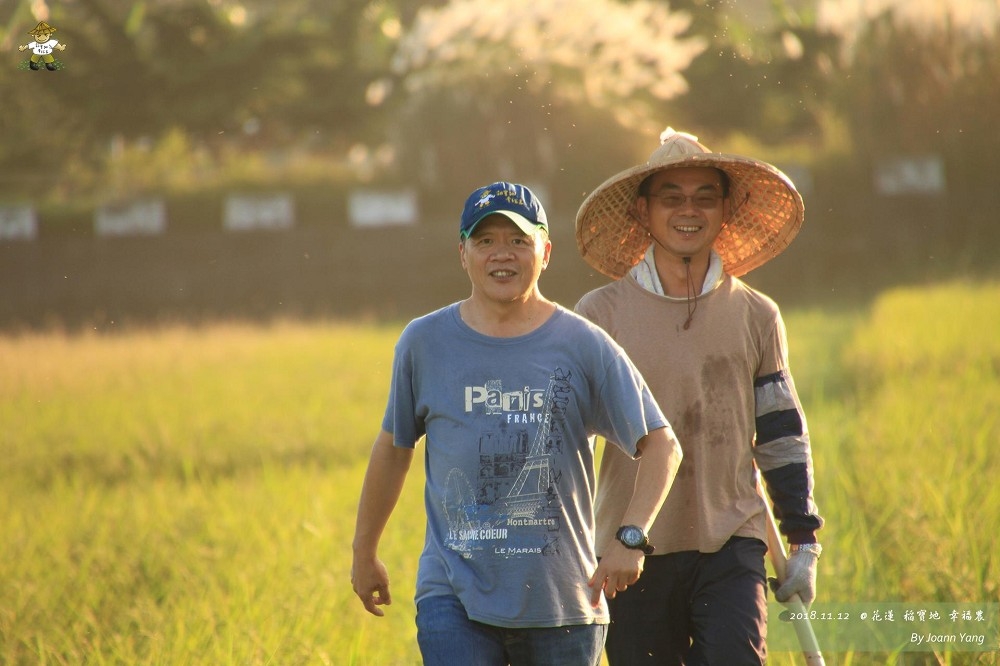 農夫的工作讓謝景貴（穿藍色衣服者）更加關心土地議題，盼透過生產出健康的稻米，讓生命生生不息代代相傳。（圖片取自「稻寶地」臉書粉絲專業）