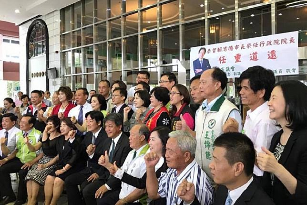 台南市議員足賴清德面子，特別在市議會中庭舉辦歡送會，並掛上「任重道遠」布條，恭賀賴清德。（圖片取自李啟維臉書）