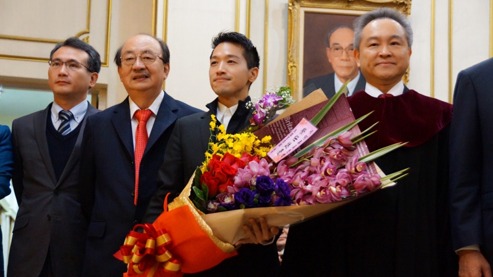 新科立委何志偉2月1日在立院宣誓就職，他坦言心情緊張，但緊張才會更認真。（何志偉提供）