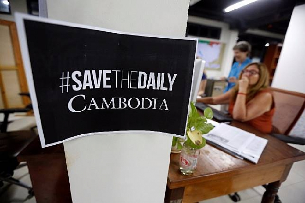 柬埔寨老牌獨立報紙《柬埔寨日報》遭到獨裁政府開出天價稅單，導致其被迫關閉。（湯森路透）