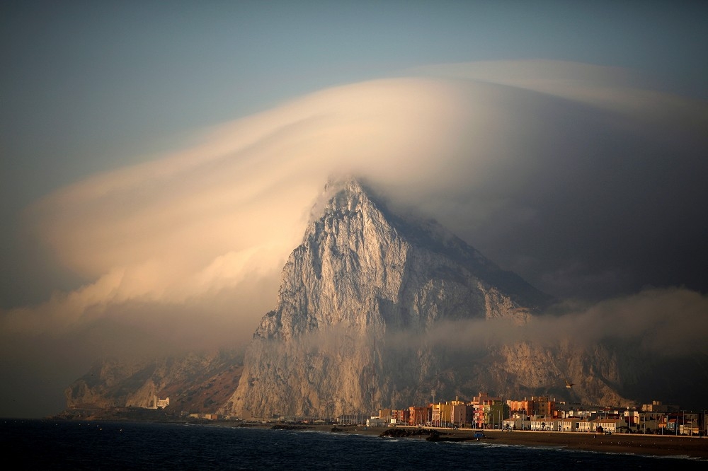 雲層壟罩著英國海外領土直布羅陀的巨岩。（湯森路透）