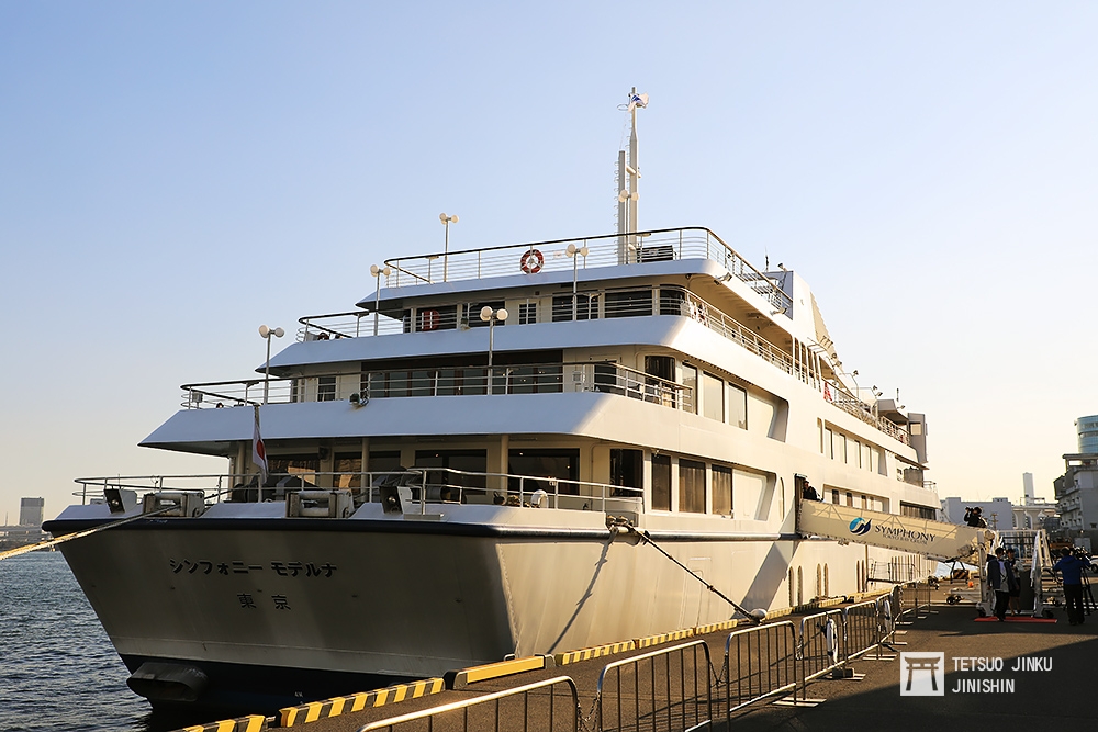 停靠日之出埠頭的交響樂 Moderna 號，這裡是東京灣巡遊船的起點。（攝影：陳威臣）