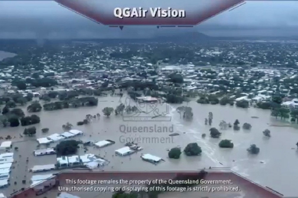 澳洲東北部的昆士蘭遭豪雨襲擊，積水高達1.5公尺。（湯森路透）