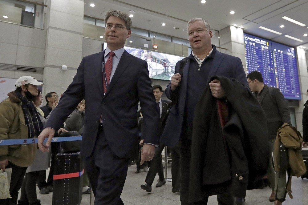 美國國務院官員畢根（右）3日抵達南韓。（美聯社）