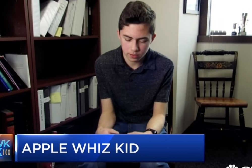 發現蘋果產品中所附通訊軟體「FaceTime」漏洞的美國14歲少年湯普森。（取自影片）