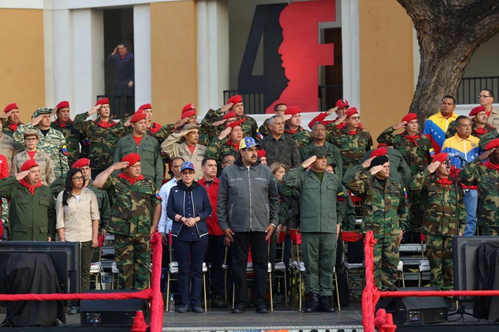 委內瑞拉現任總統馬杜洛4日簡單校閱軍隊。（湯森路透）