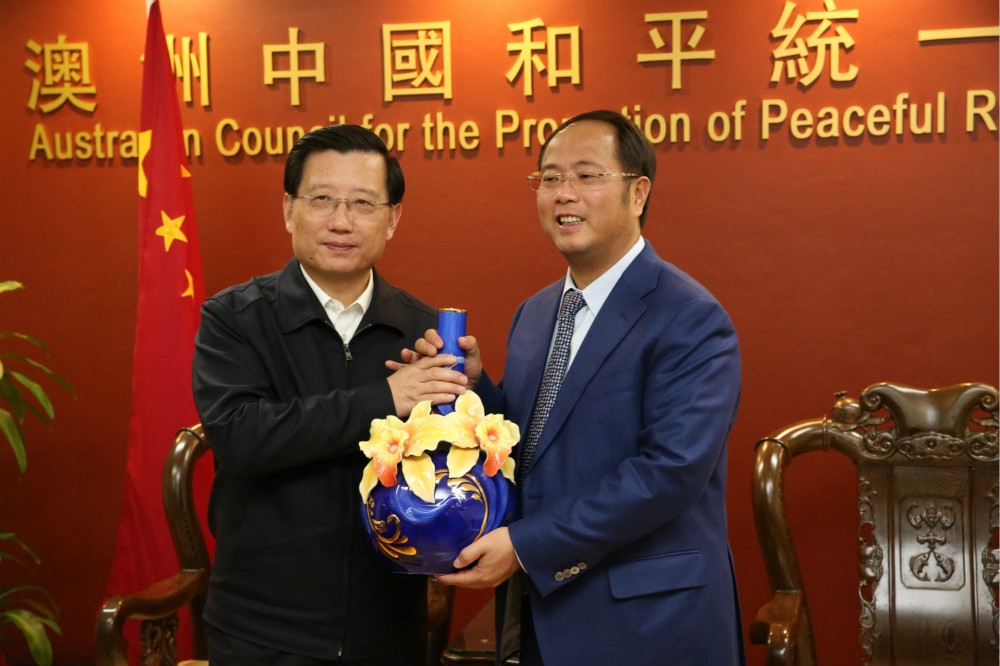 江西省委書記強衛（圖左）在雪梨與澳洲中國和平統一促進會會長黃向墨（圖右）會面。（中新社）
