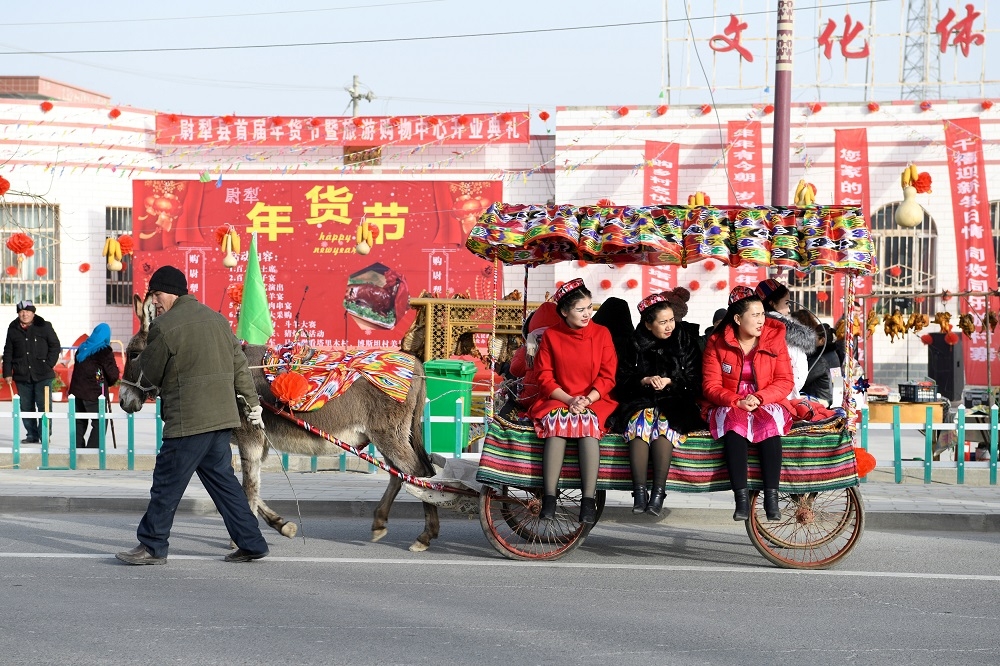 中國新疆維族自治區街頭，2月充滿春節氣氛。（湯森路透）