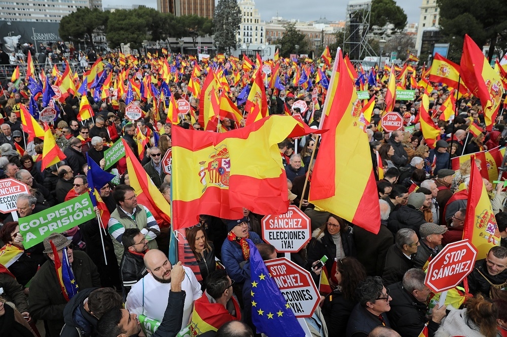 4.5萬名西班牙民眾上街抗議總理桑切斯（Pedro Sánchez）將與加泰隆尼亞獨派進行談判。（湯森路透）
