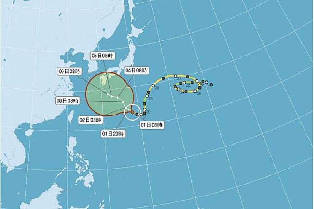海棠颱風引進西南氣流，南台灣斷續有雨至2日，同時中颱諾盧持續朝日本前進，關島附近的熱帶性低壓將形成第11號颱風「奈格」。（翻攝自中央氣象局）