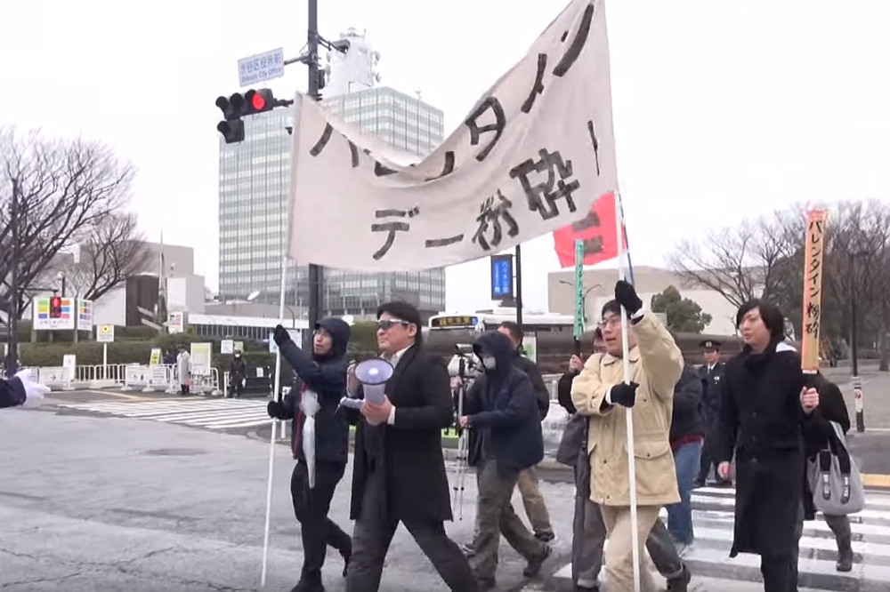 「不受歡迎男性聯盟」赴東京澀谷街頭抗議情人節。（圖片擷取自YouTube）