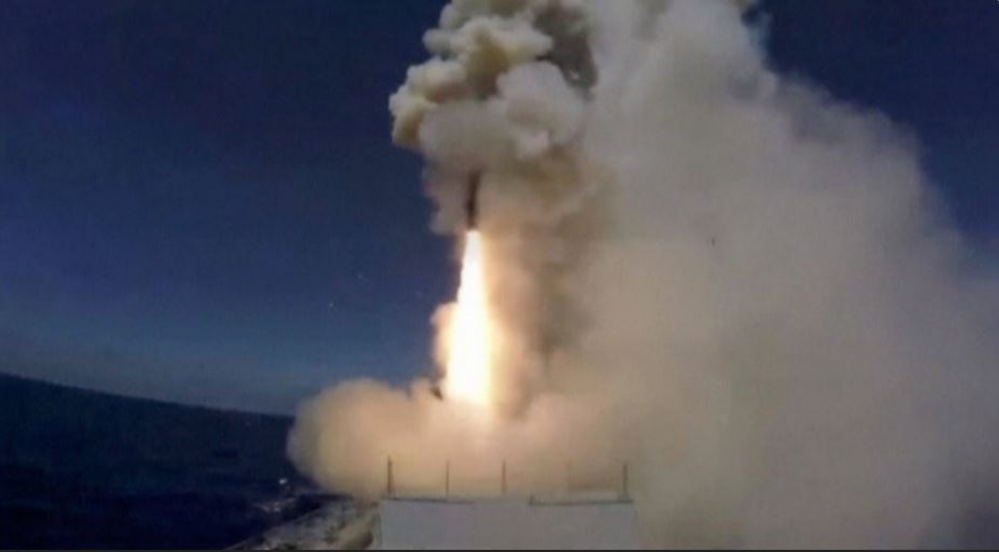 俄羅斯於地中海的戰艦朝敘利亞境內的IS據點發射4枚巡弋飛彈。（湯森路透） 