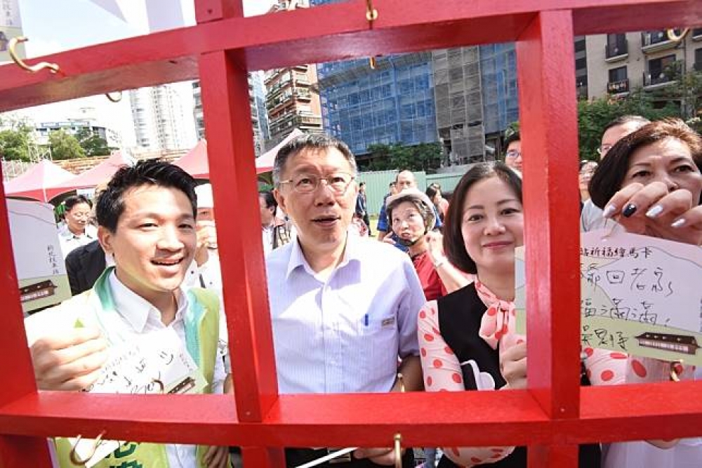 2017年世大運將於8月19日舉行，但市議員何志偉（左）3日表示，世大運組委會建置的「志工裝備領取查詢平台」有個資外洩的疑慮。（攝影：葉信菉）