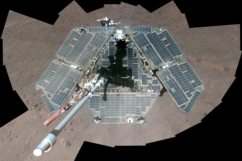 火星探測器「機會號」（Opportunity）用全景相機自拍傳回地球。（湯森路透）