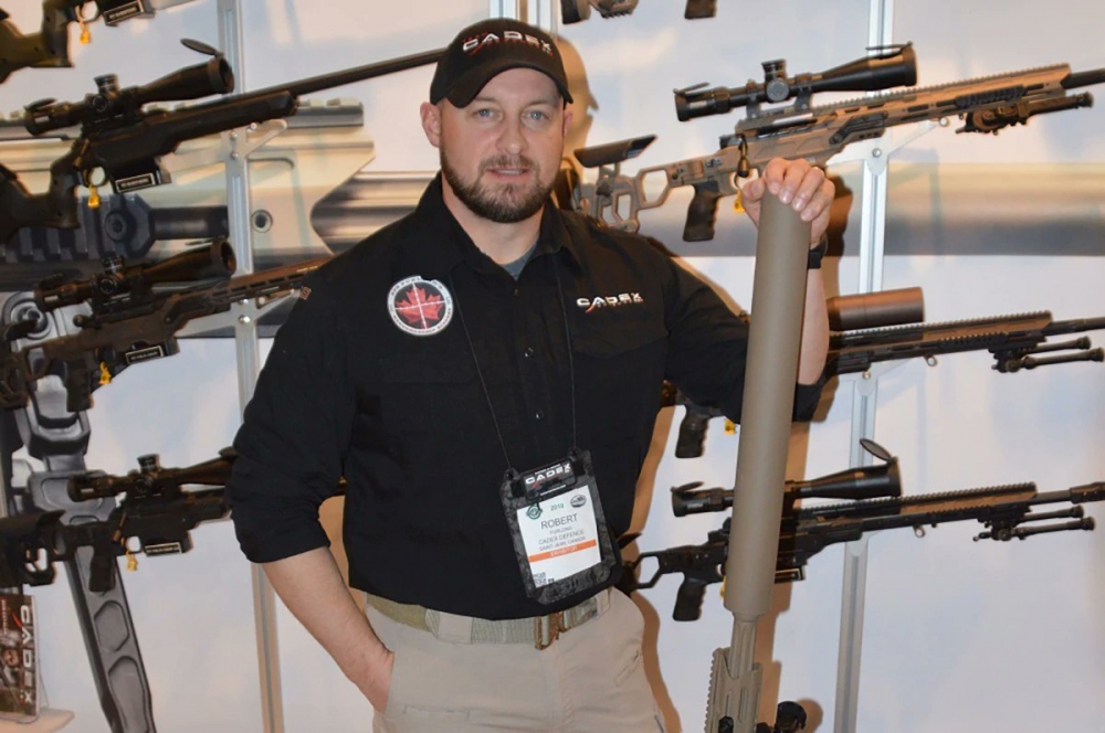 加拿大狙擊手羅布佛隆2002年以TAC-50重型狙擊槍擊中一名塔利班武裝份子，創下當時最遠狙擊距離世界紀錄。（取自Guns.com）