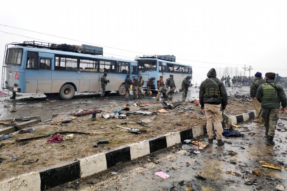 印度軍事車隊14日遭到恐怖攻擊。（湯森路透）