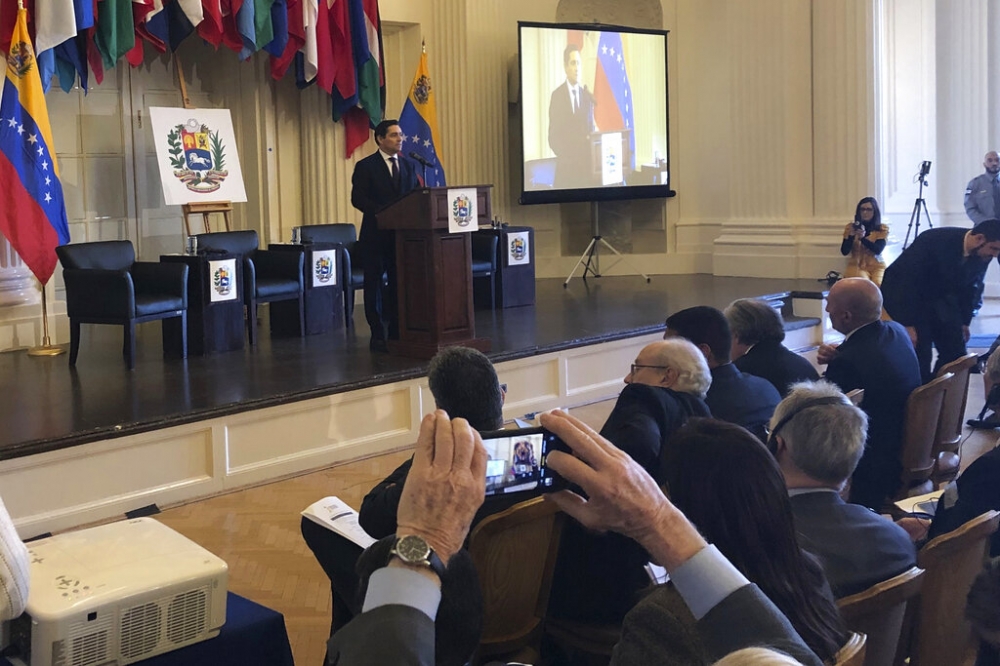 委內瑞拉政爭未見緩解跡象，國內人道危機持續惡化，美洲國家組織（OAS）14日舉行「委內瑞拉人道危機全球會議」，圖為委內瑞拉臨時總統瓜伊多的駐美代表維奇歐（Carlos Vecchio）。 （美聯社）