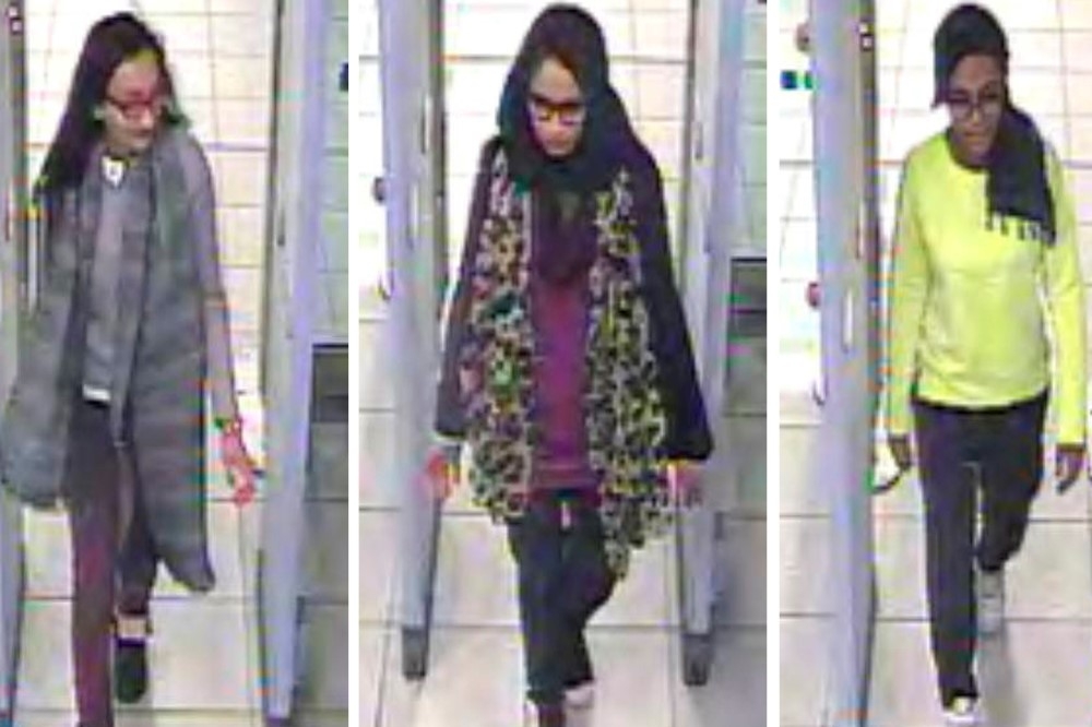 英國15歲少女貝居姆（中），2015年間與同學一同投奔IS。（美聯社）