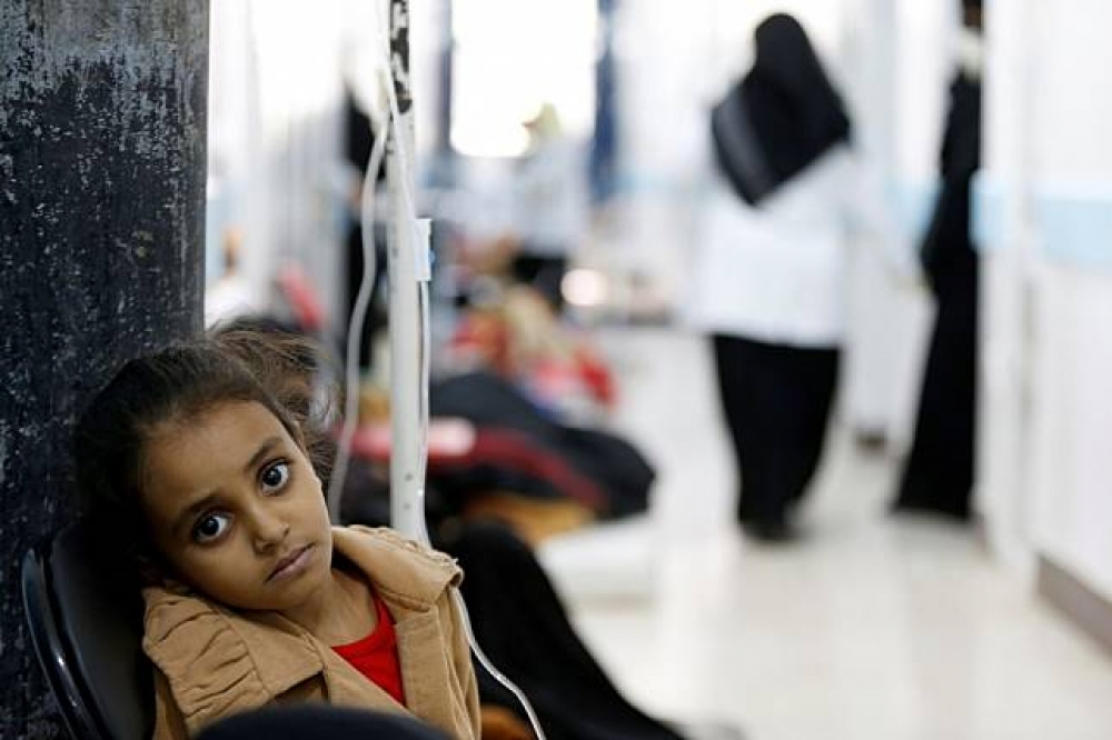 一名感染霍亂的女孩在沙那醫院椅上。（湯森路透）