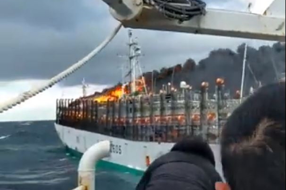 印尼漁工Aan Hen Sueke獲救後，在姐妹船「連榮號」上，錄下「俊榮號」起火的驚險畫面。（圖片截取自Aan Hen Sueke臉書）