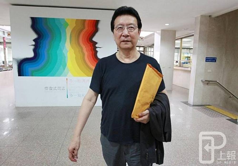 針對中廣案，台北地檢署3日首度約談趙少康，但他現身北檢時強調自己是「證人」，趙秀出傳票表示：「原告是馬英九，我是證人。」（攝影：曾原信）