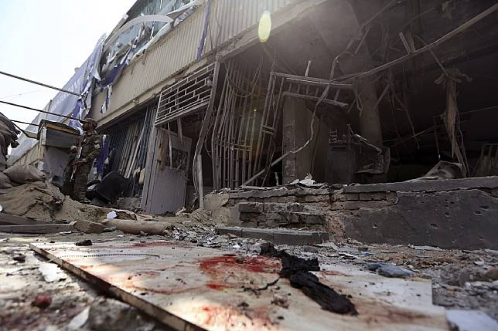 阿富汗喀布爾一間銀行29日遭到自殺炸彈攻擊。（美聯社）