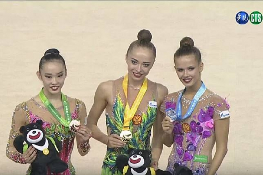 世大運韻律體操賽事　29日晚間在南港展覽館舉行團體單項決賽，中華女將(左）在「3球2繩」項目奪得銀牌。（華視Ｙou Ｔube）